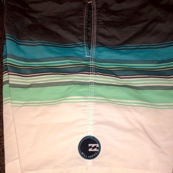 Billabong mens board shorts. 32. - Picture 2 of 3